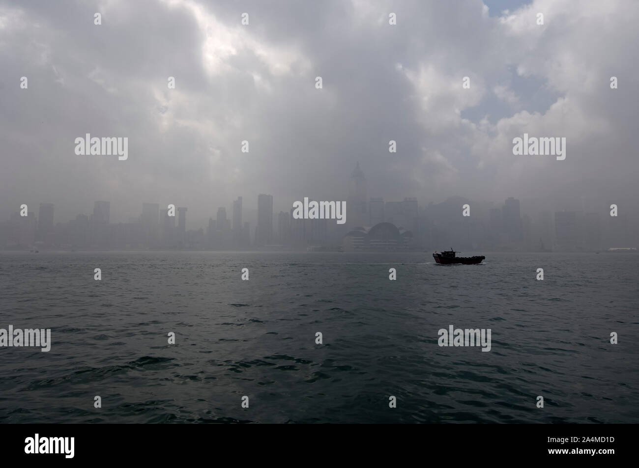 Junk und Hong Kong Skyline im Nebel Stockfoto