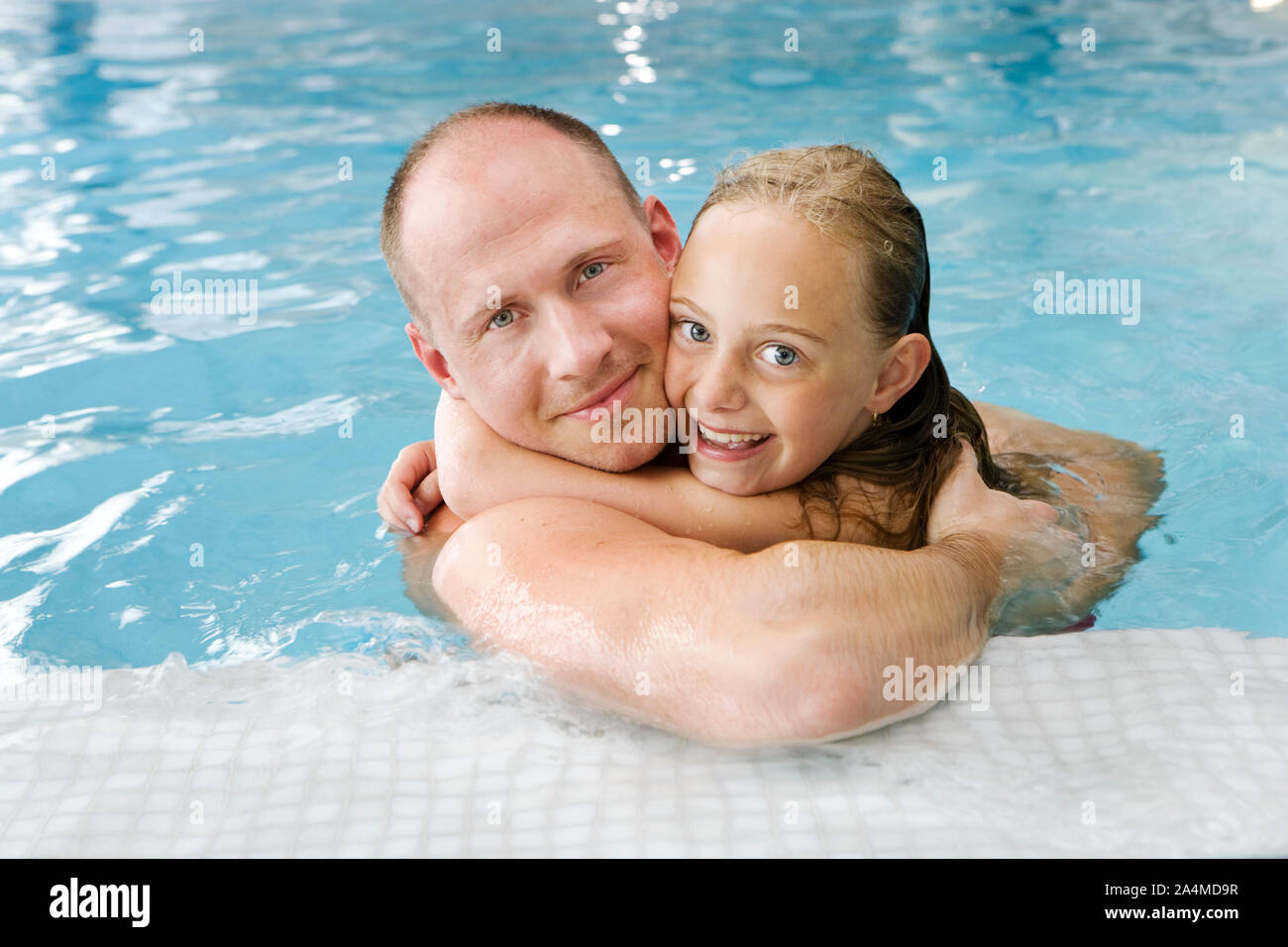 Vater und Tochter im Schwimmbad Stockfoto