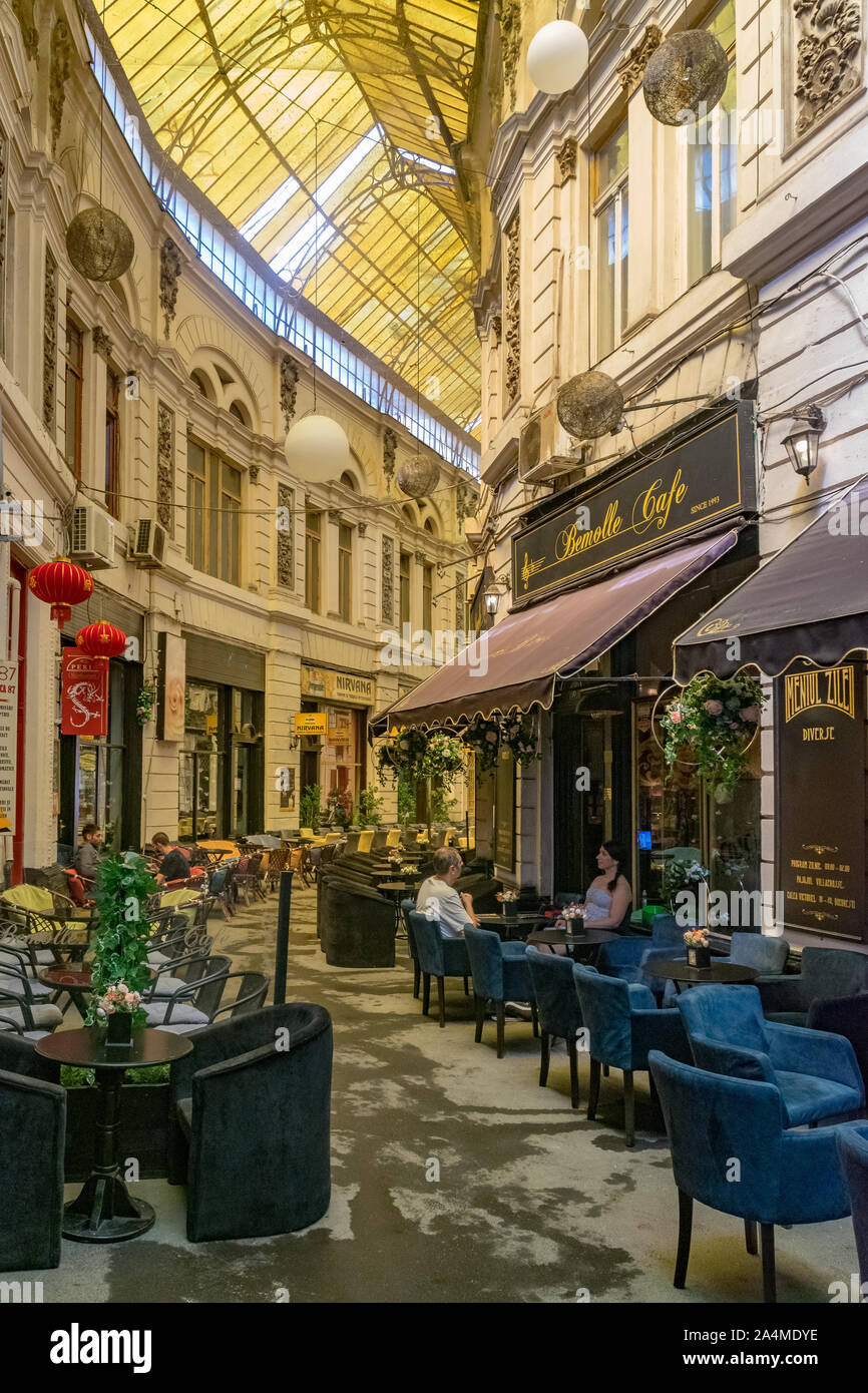 Bukarest, Rumänien - 27 Juli, 2019: Restaurants am Macca Villacrosse Passage - einem Gabelförmigen, gelb Glas bedeckt mit Arkaden versehenen Straße im Zentrum von bucha Stockfoto