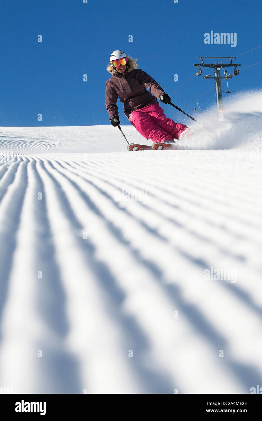 Frau Skifahren Hangabwärts Stockfoto