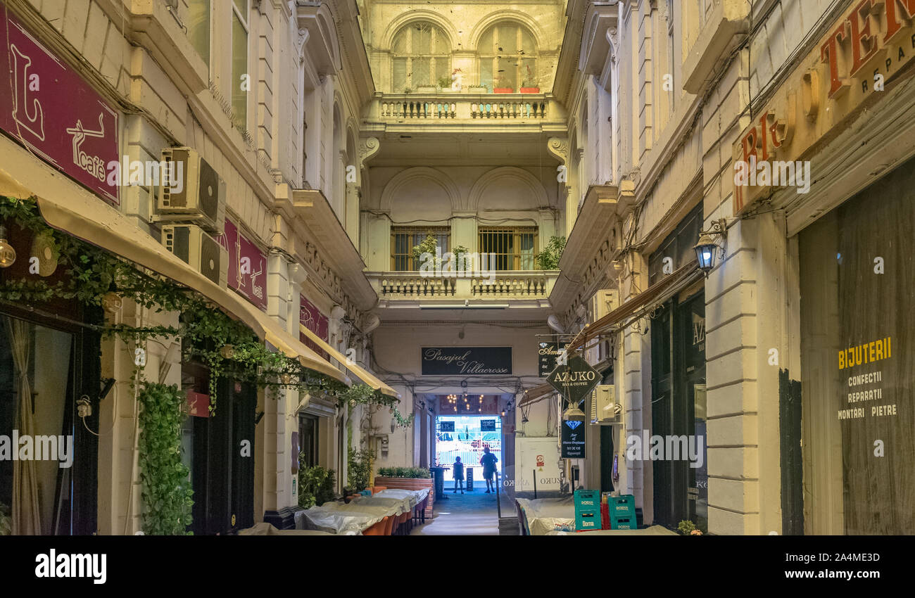 Bukarest, Rumänien - 27 Juli, 2019: Macca Villacrosse Passage - einem Gabelförmigen, gelb Glas bedeckt mit Arkaden versehenen Straße im Zentrum von Bukarest, Rumänien. Pasa Stockfoto