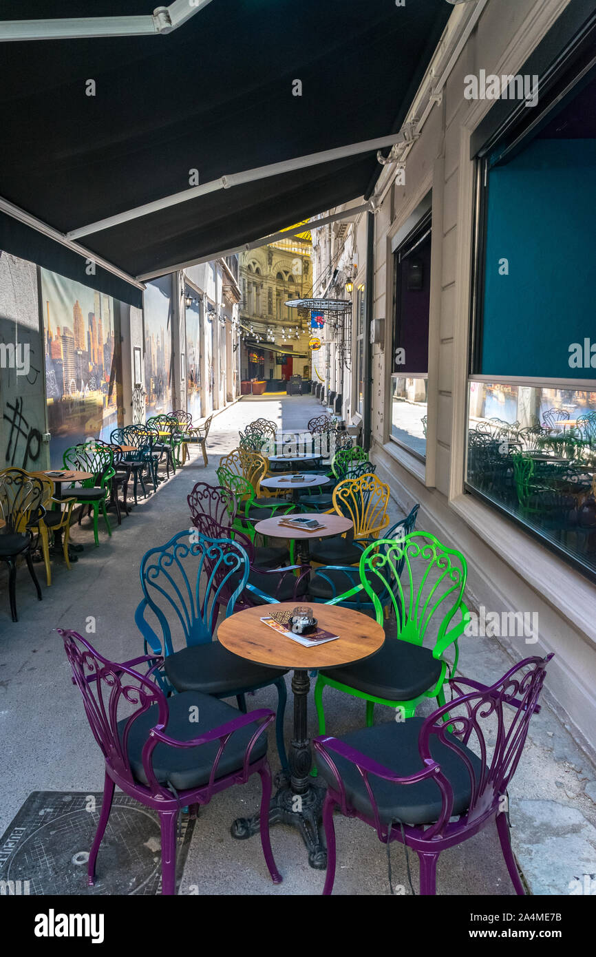 Bukarest, Rumänien - 27 Juli, 2019: Restaurants am Macca Villacrosse Passage - einem Gabelförmigen, gelb Glas bedeckt mit Arkaden versehenen Straße im Zentrum von bucha Stockfoto