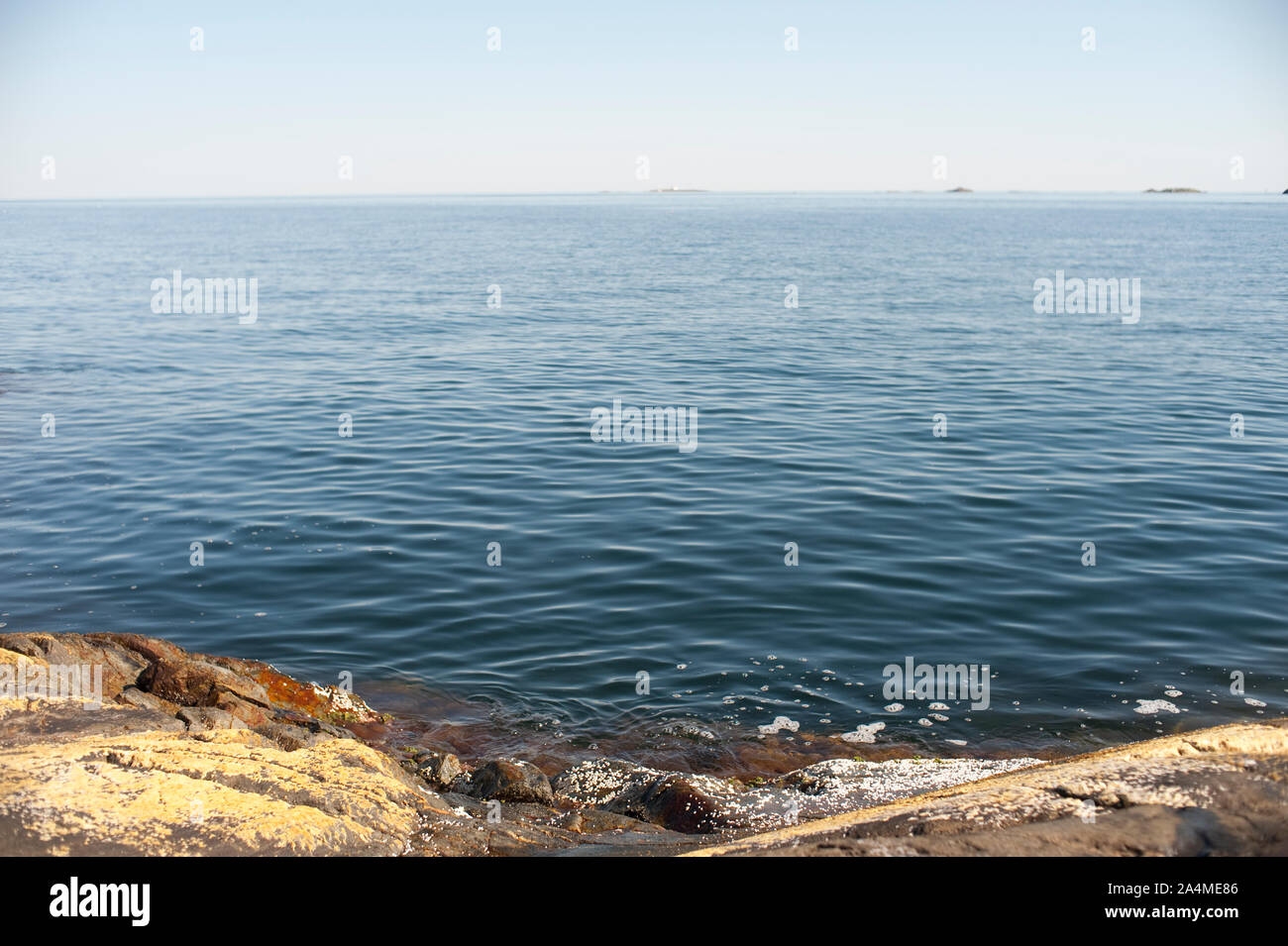 Felsen am Rande des Wassers Stockfoto