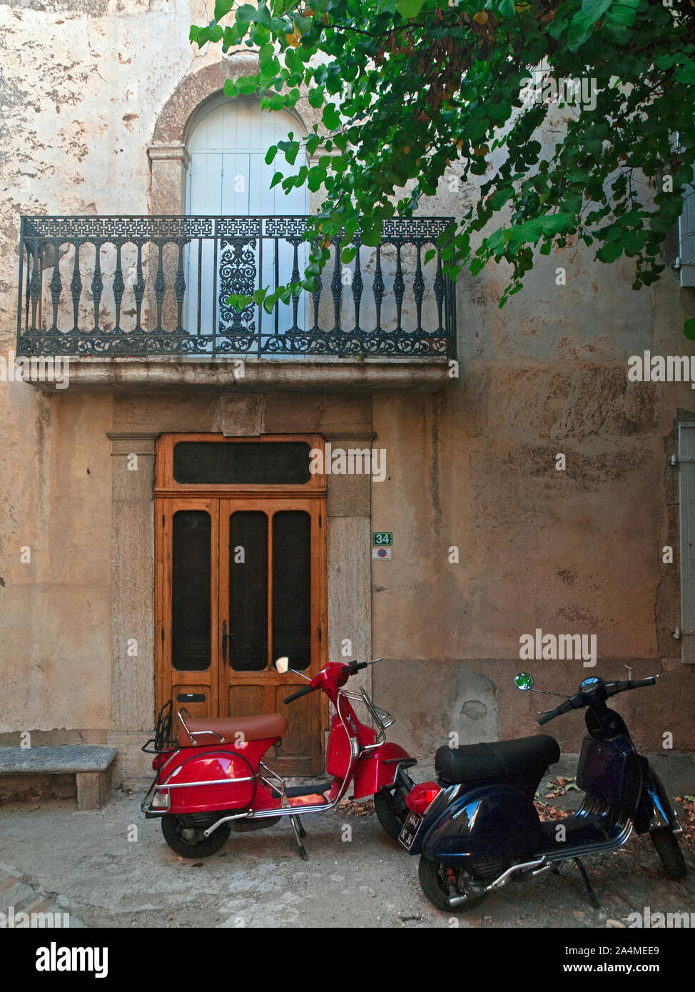 Roller im französischen Dorf Roquebrun Stockfoto