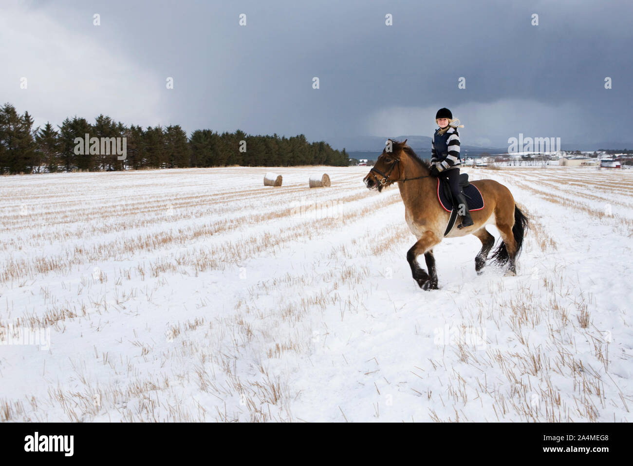 Mädchen reiten in Vigra Stockfoto