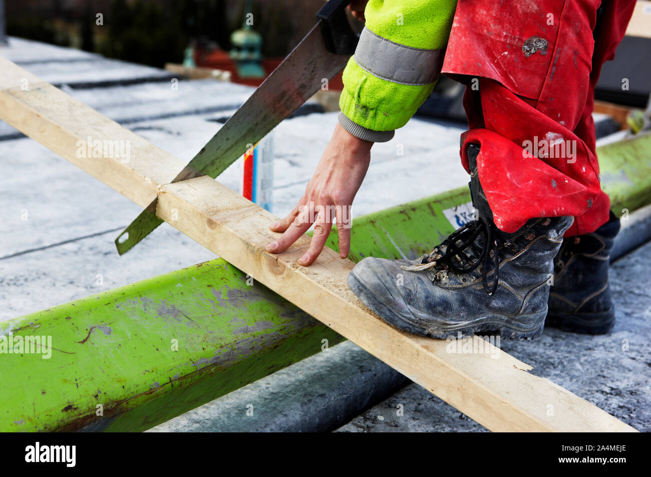 Ein Mann Sägen eine Planke in Norwegen Stockfoto