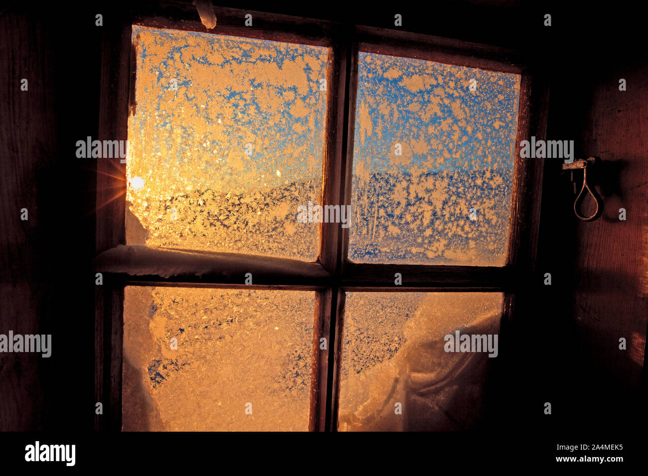 Sonnenlicht und Frost am Fensterbereich. Stockfoto