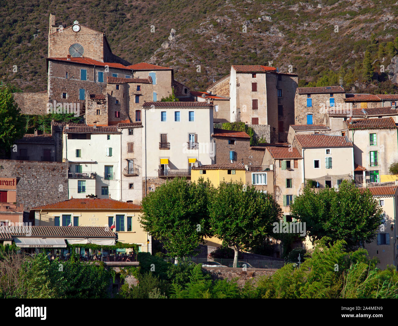 Das Dorf Roquebrun in der Region Languedoc-Rousillon Stockfoto