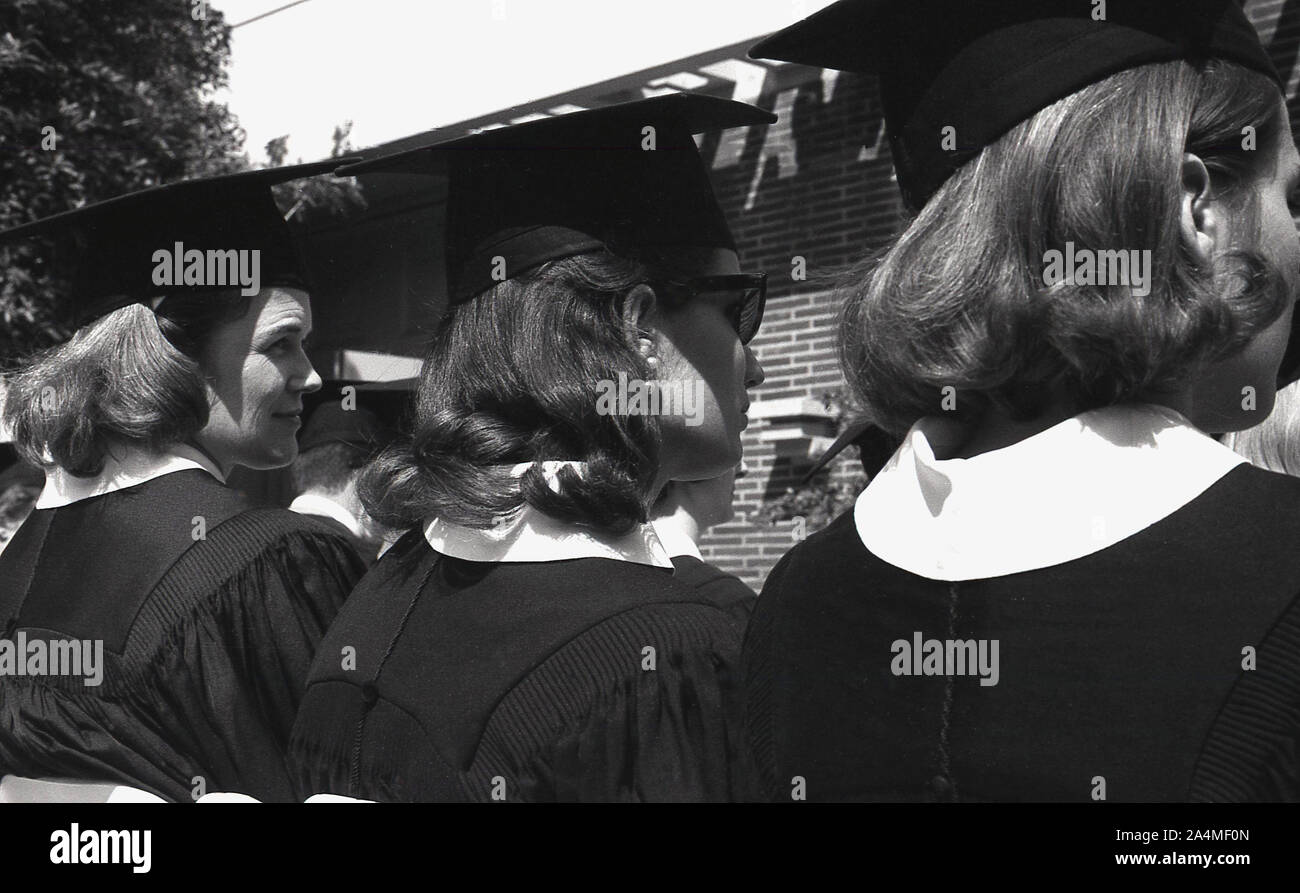 1964, Studenten aus der Geschichte, im Sommer und weiblichen Studentinnen in ihren akademischen Gewändern und Mortarboards, die an der Abschlussfeier der University of Southern California (USC), Los Angeles, Kalifornien, USA, teilnahmen. Stockfoto