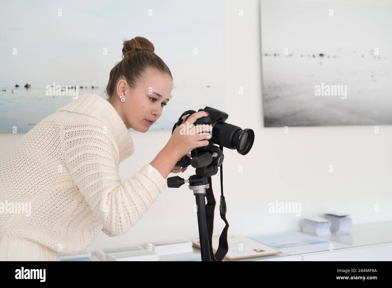 Junge Frau fotografieren Stockfoto