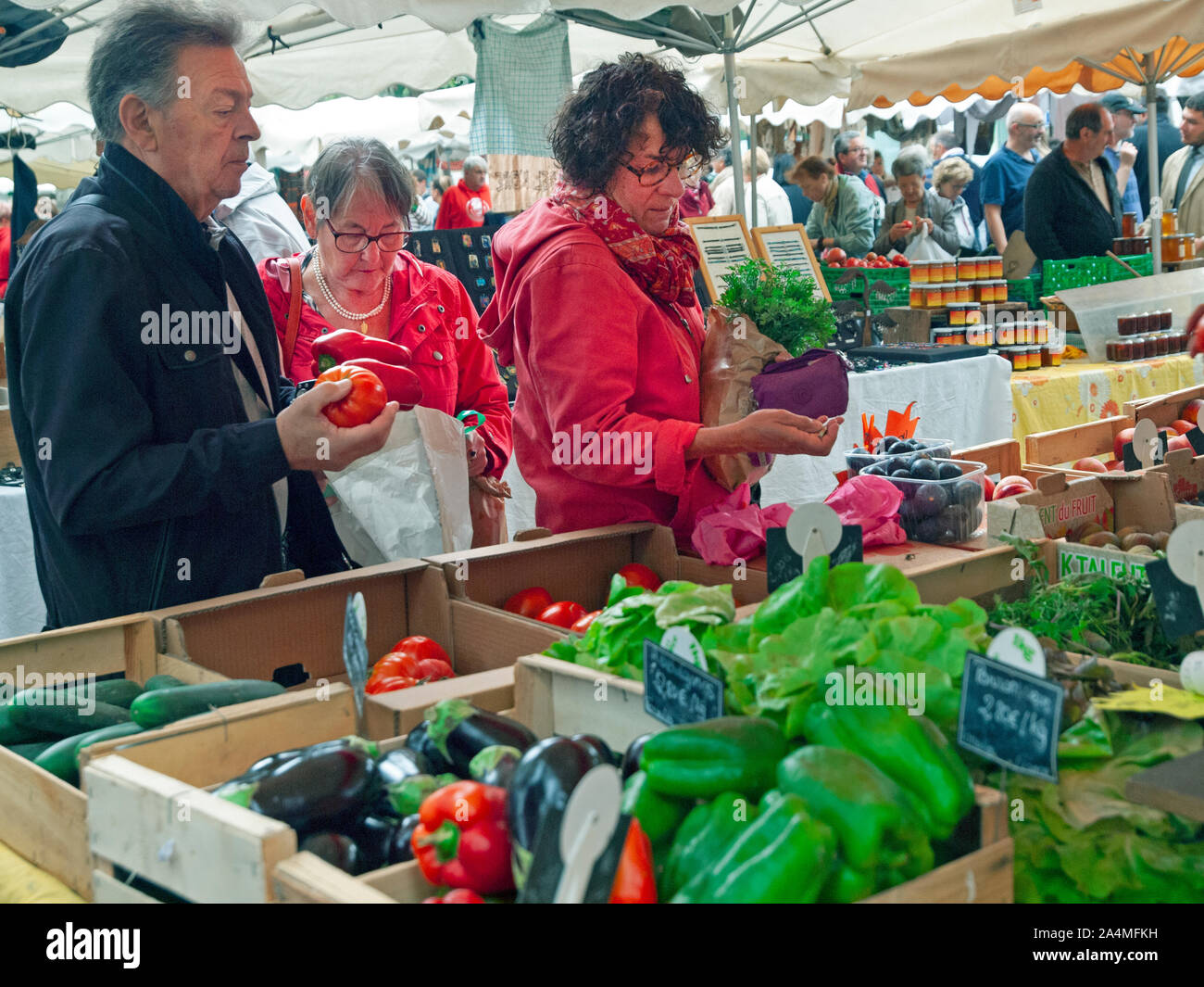 Der offene Markt in der Französischen Küstenstadt Collioure Stockfoto