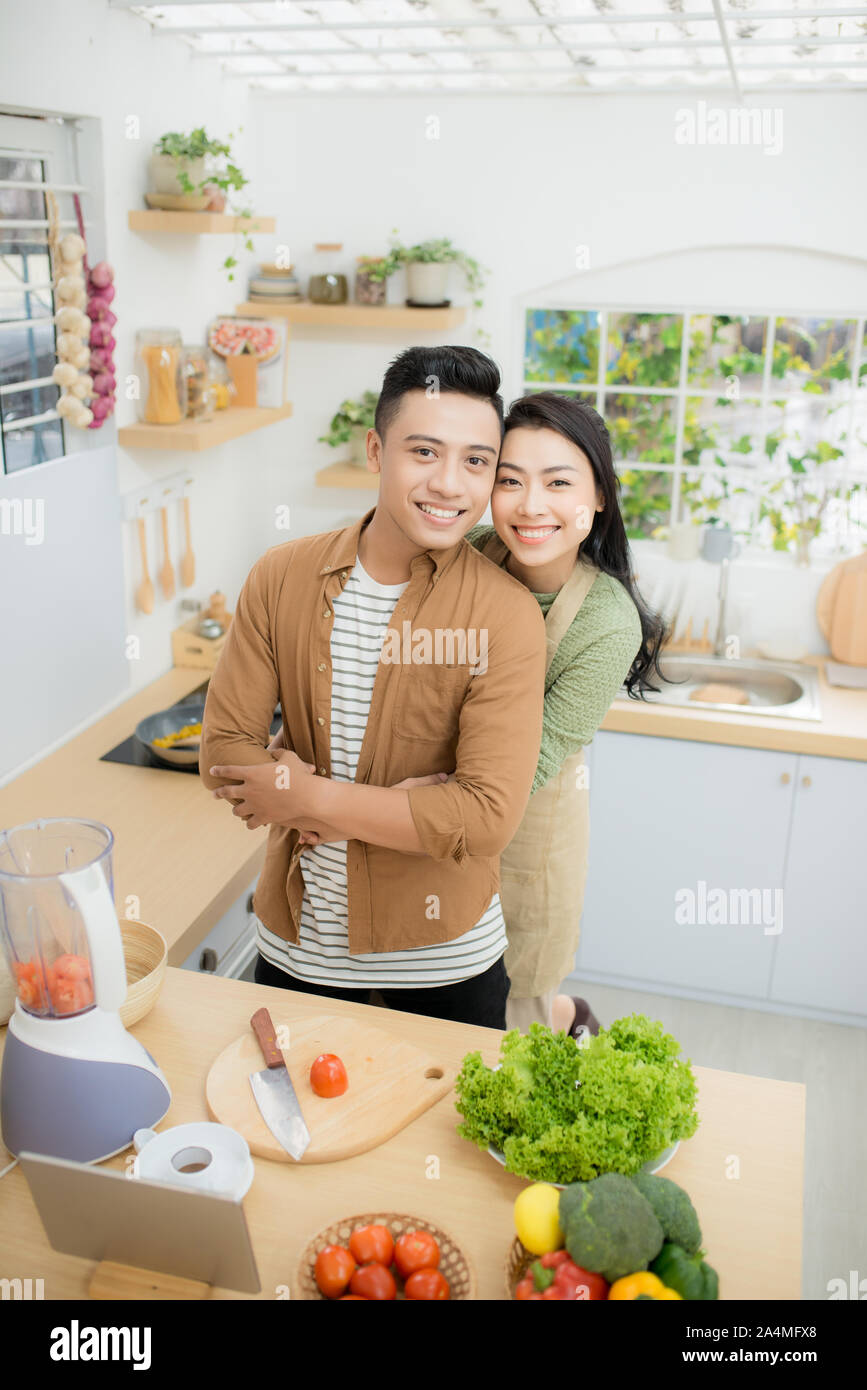 Jungen asiatischen Paar Kochen in der Küche Stockfoto