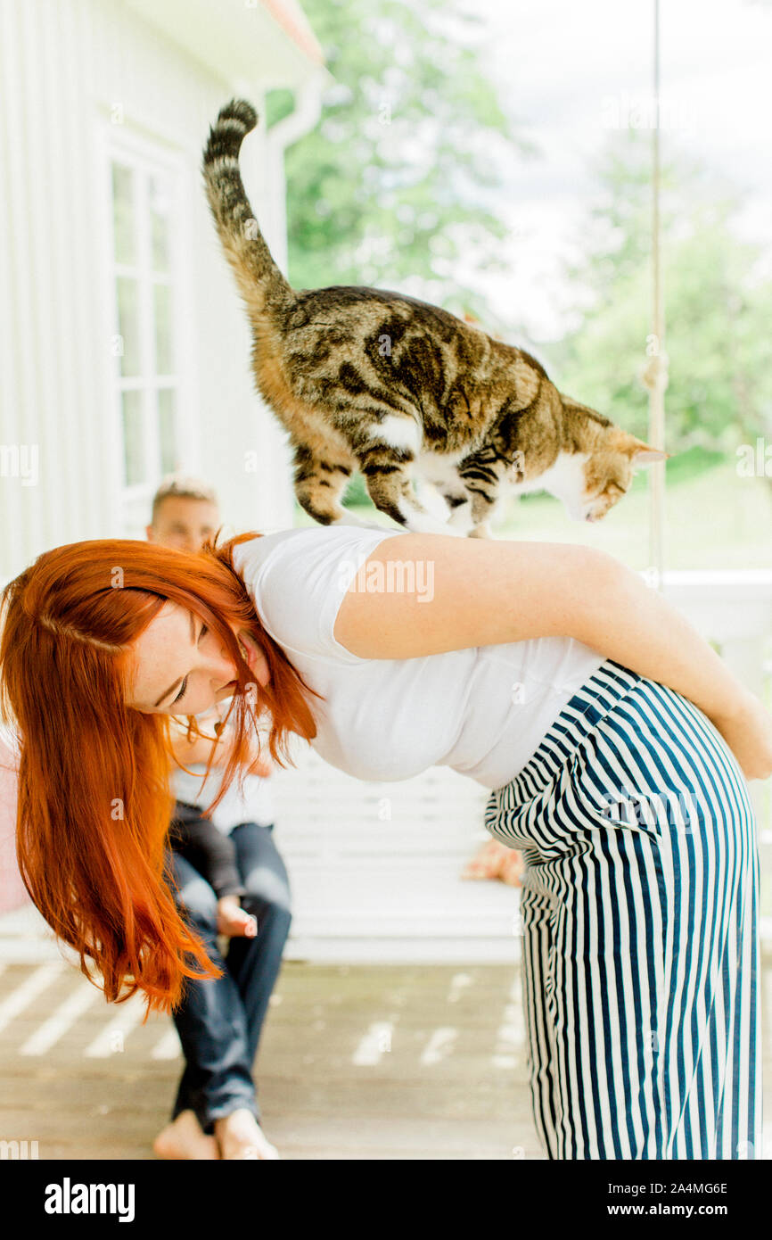 Frau spielt mit Katze Stockfoto