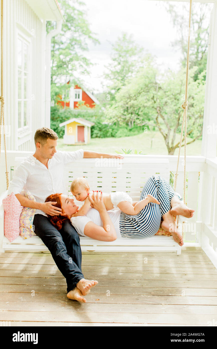 Eltern mit Baby boy in Terrasse Stockfoto