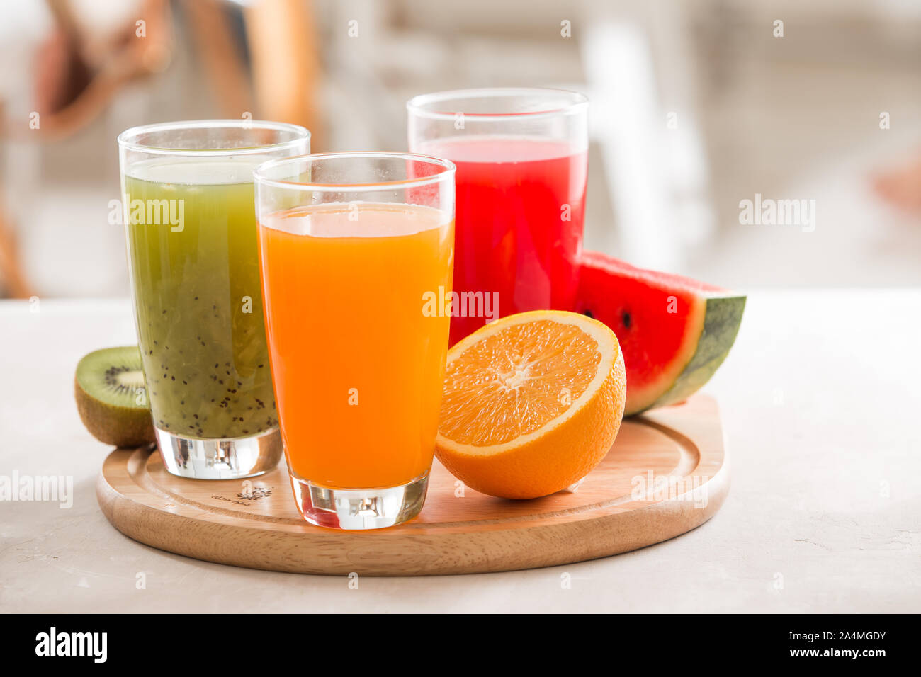 Frische Säfte Smoothie drei Glas Rot Grün Orange tropische Früchte Wassermelone, Kiwi, Orange. Selektiver Fokus Stockfoto