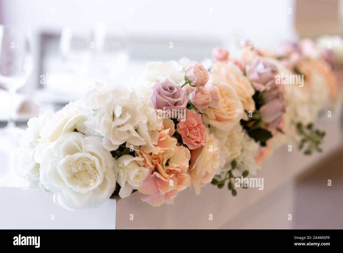 Schöne florale Muster auf den Bräutigam und die Braut. Rosen und Nelken Stockfoto