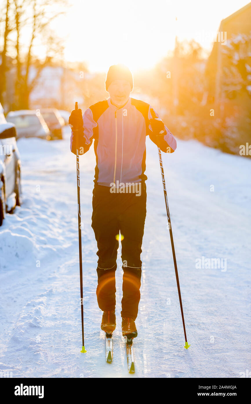 Mann Langlauf im Dorf Stockfoto