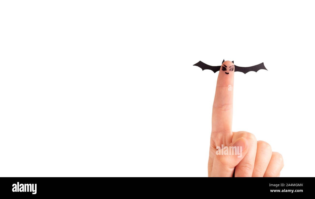 Papier bat am Finger mit Zeichnung Gesicht Stockfoto