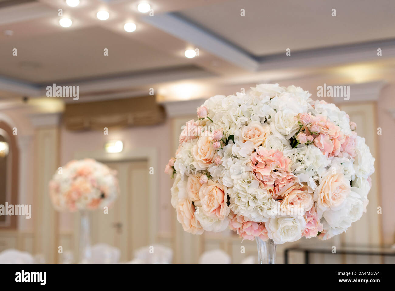 Große Sträuße frische Nelken und runden Rosen. Hochzeit Blumen Stockfoto