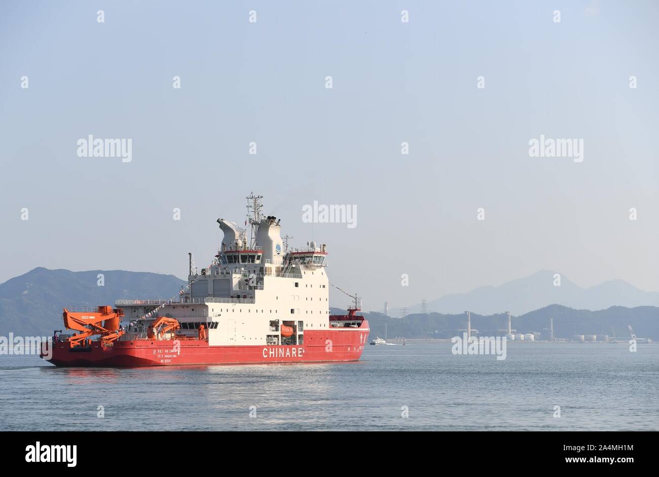 (191015) - Shenzhen, Oktober 15, 2019 (Xinhua) - China's Polar Eisbrecher Xuelong 2 oder Snow Dragon 2, fährt von der Shekou Kreuzfahrt home Port in Shenzhen in der Provinz Guangdong im Süden Chinas, Okt. 15, 2019. Chinas erste im Inland gemacht polar Eisbrecher Xuelong 2 begann seine Jungfernfahrt in die Antarktis aus der südchinesischen Stadt Shenzhen Dienstag. Xuelong 2 setzen Sie die Segel auf 36th Antarktis Expedition des Landes. Ein weiterer Eisbrecher Xuelong genannt wird auch die Expedition, die es das erste Mal, dass die beiden polaren Eisbrecher zusammen auf Chinas Antarktisexpedition arbeiten. (Xinhua / Mao Stockfoto