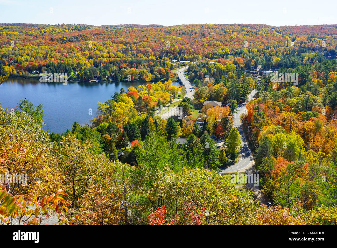 Die Stadt von Dorset in Ontario, Kanada, im Herbst oder im Herbst Jahreszeit mit bunten Ansichten und viele Touristen, die in der Fire Tower und Look-out-Hügel. Stockfoto