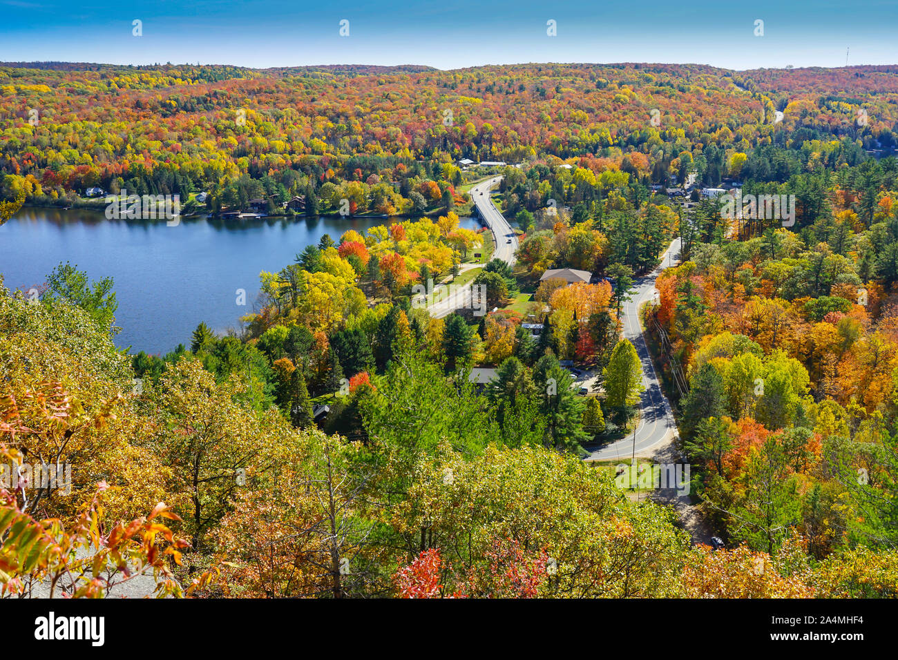 Die Stadt von Dorset in Ontario, Kanada, im Herbst oder im Herbst Jahreszeit mit bunten Ansichten und viele Touristen, die in der Fire Tower und Look-out-Hügel. Stockfoto