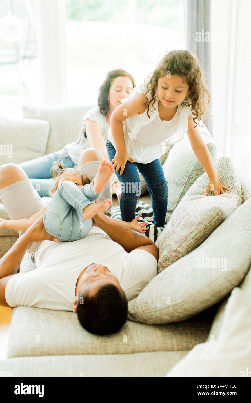 Familie zusammen spielen im Wohnzimmer Stockfoto