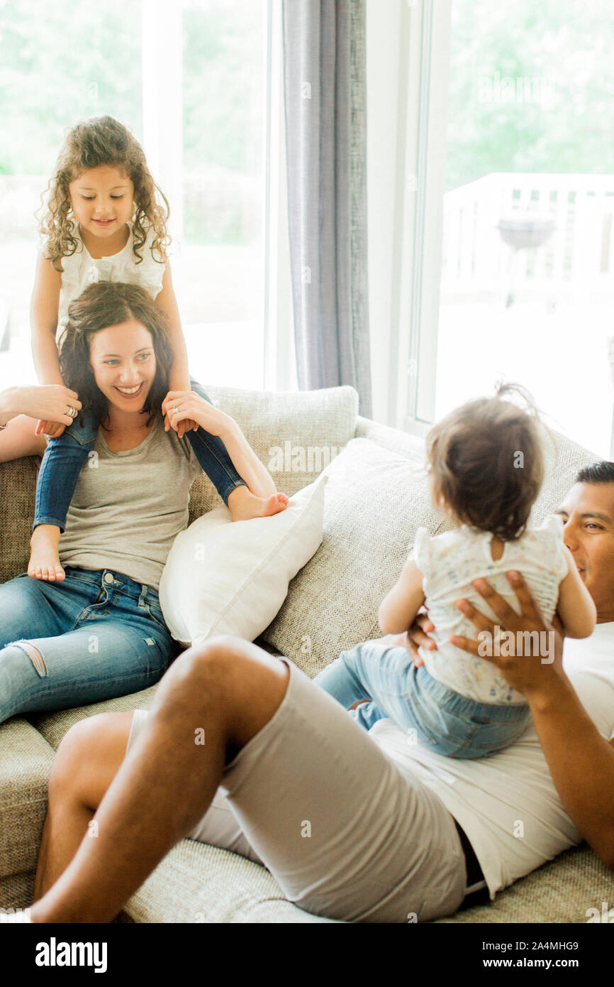 Familie zusammen spielen im Wohnzimmer Stockfoto