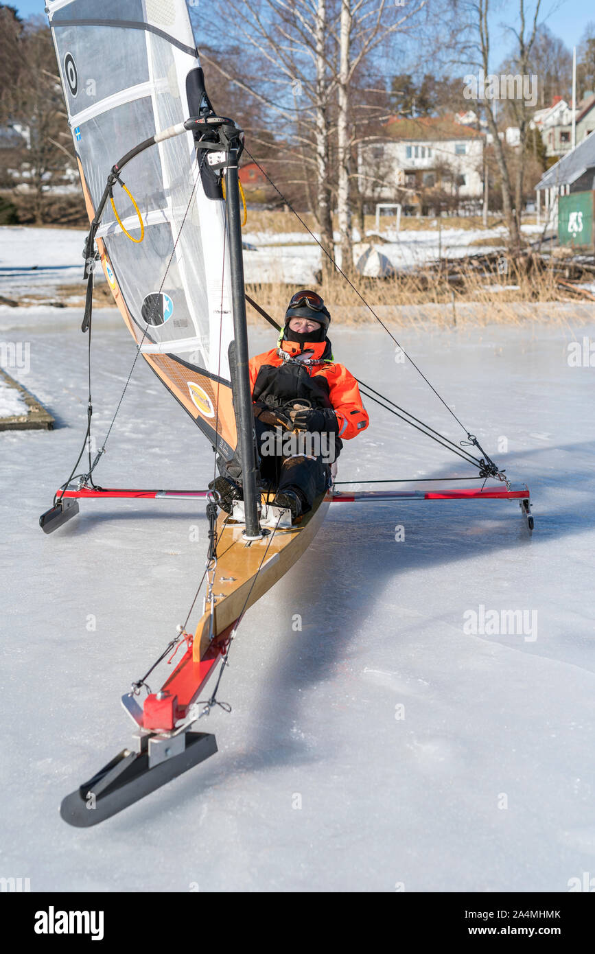 Mann auf dem Eis Boot Stockfoto
