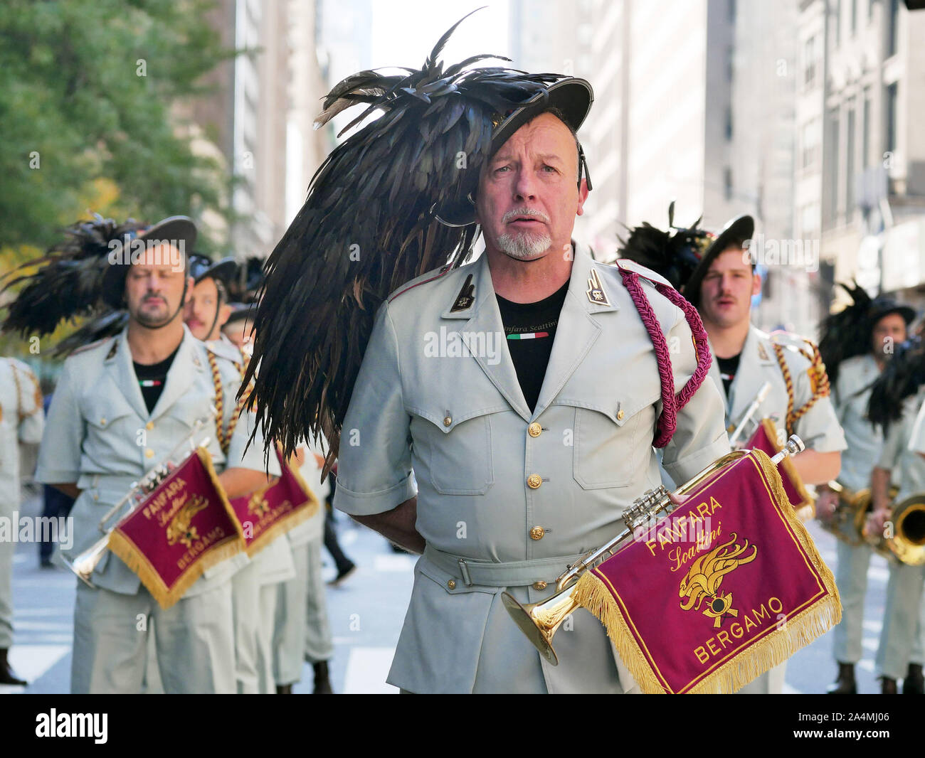 New York, New York, USA. 14 Okt, 2019. Feiern italienische Stolz bis Marching Fifth Avenue an der Columbus Day Parade. Fanfara Bersaglieri der italienischen militärischen Marching Band Credit: Milo Hess/ZUMA Draht/Alamy leben Nachrichten Stockfoto