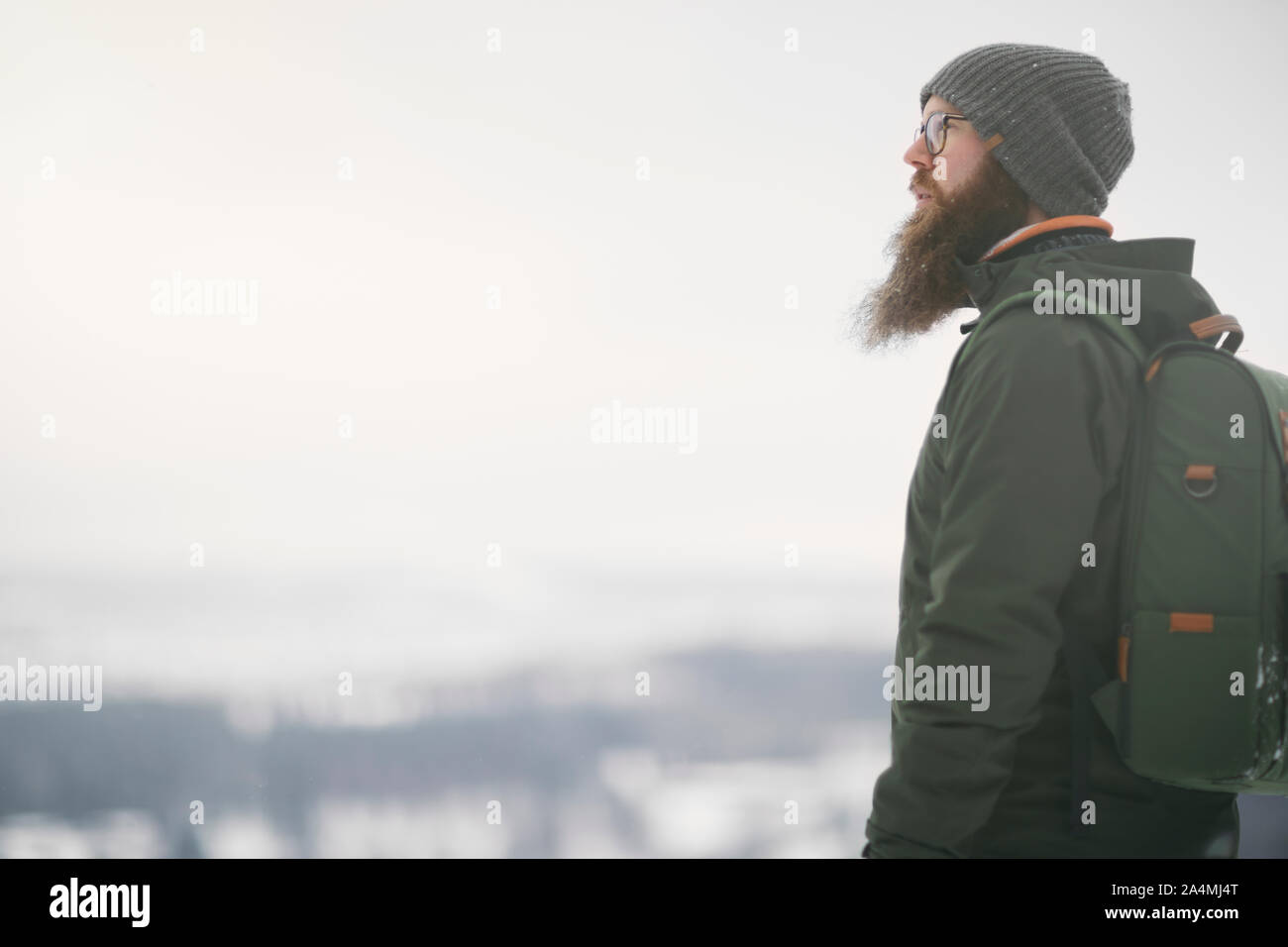 Mann mit Bart im Winter Stockfoto