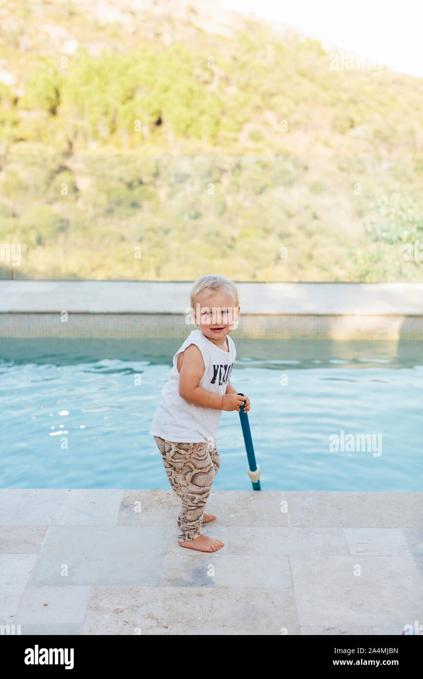 Junge an der Swimming-pool Stockfoto