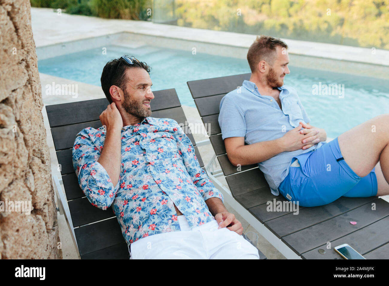 Männer Entspannen im Schwimmbad Stockfoto