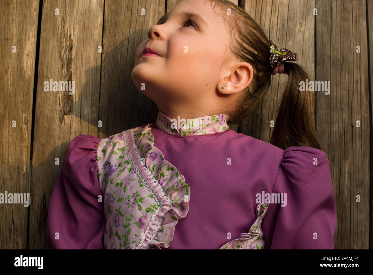 Esteio, Rio Grande do Sul, Brasilien - 27. Oktober 2015: Süßes kleines Mädchen, die traditionelle Kleidung der Gaucho Kultur Stockfoto