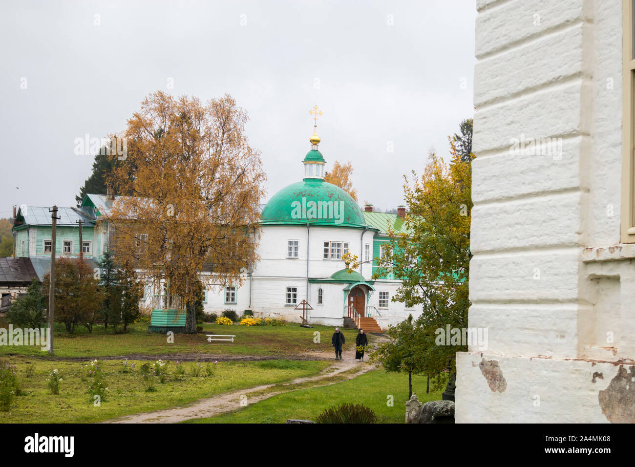 Russland, Vologda region, Kirillov Bezirk, das Dorf Goritsy, - 2. Oktober 2019, Goritsky Kloster in Regen Wetter Stockfoto