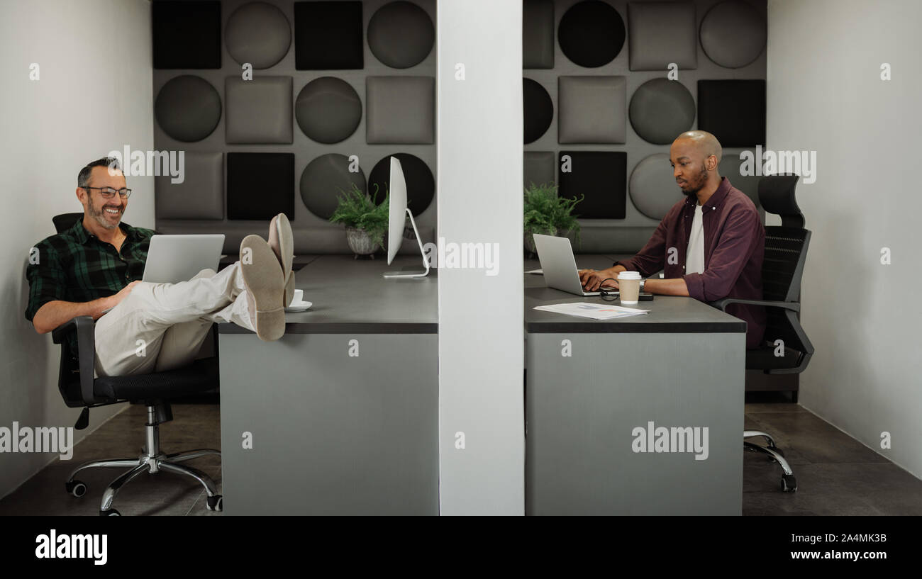 Zwei Unternehmer arbeiten im Schaltkasten Workstations in Coworking Büroflächen Stockfoto