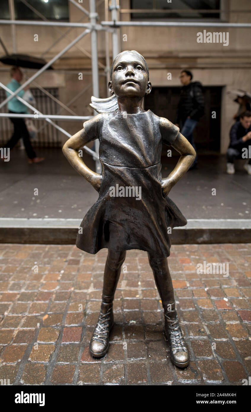 NEW YORK CITY, USA - 9. OKTOBER 2019: Offenes Girl Statue steht auf der Straße an der Wall Street in Lower Manhattan. Die Statue konzentriert sich auf die Gleichstellung der Geschlechter Stockfoto