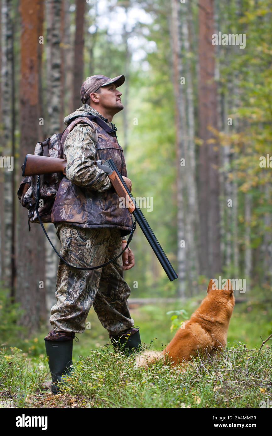 Die Jäger mit Hund im Wald Stockfoto