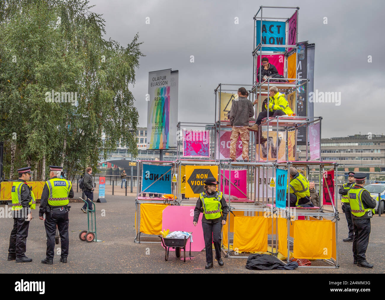 Bankside, London, UK. 15. Oktober 2019. Aussterben Rebellion Klimawandel Protest findet außerhalb der Tate Modern, als die Polizei eintrifft. Stockfoto