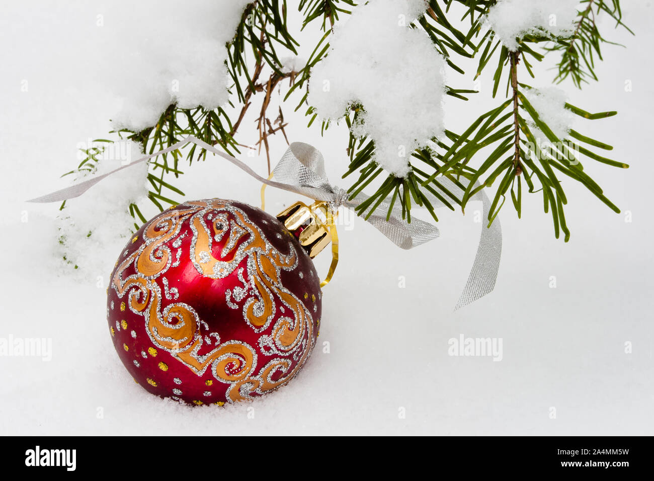 Christmas Ball hängen auf verschneiten Tanne Stockfoto
