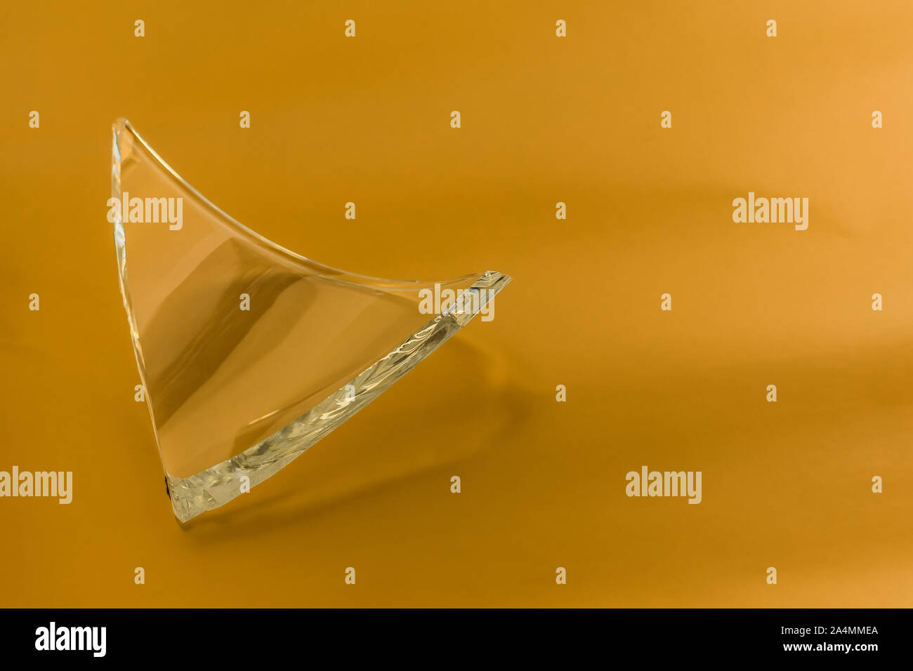 Zerbrochenes Glas Teller auf goldenen isoliert Hintergrund. Teil der Dekoration, die beim Waschen beschädigt wurde. Stockfoto