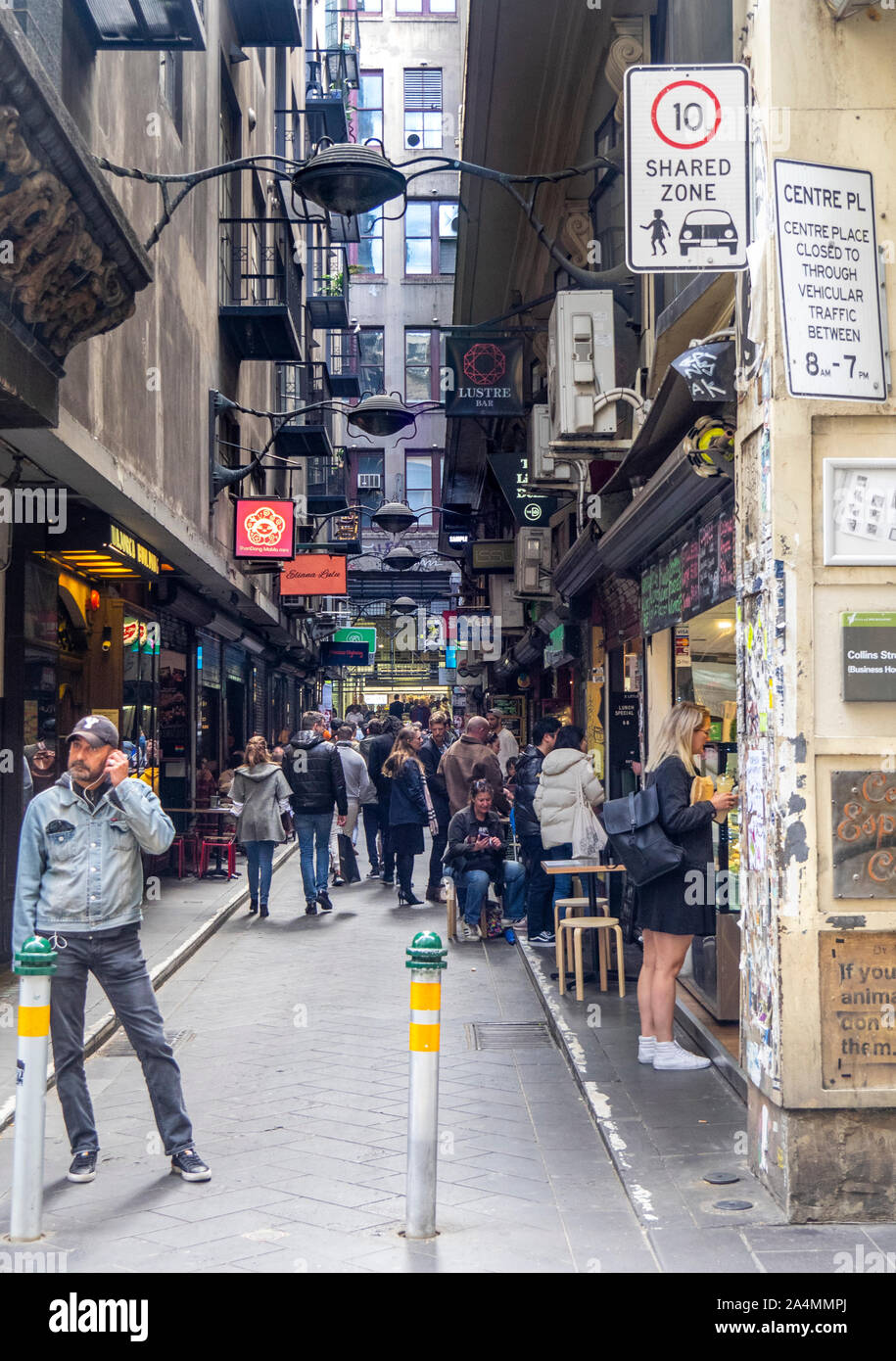 Fußgängerzone Gasse von Boutiquen, Bars, Cafes, Restaurants und Bistros in Mitte Place Melbourne Victoria Australien Stockfoto