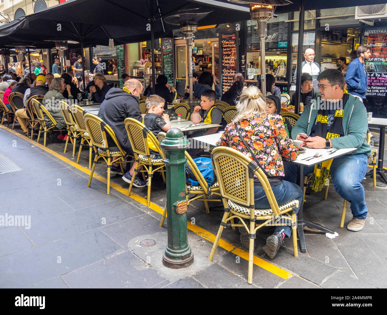 Fußgängerzone Gasse von Boutiquen, Bars, Cafes, Restaurants und Bistros in Degraves Street Melbourne, Victoria, Australien Stockfoto