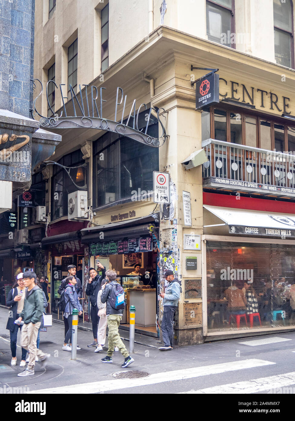 Eingang zur Fußgängerzone Gasse von Boutiquen, Bars, Cafes, Restaurants und Bistros in Mitte Place Melbourne Victoria Australien Stockfoto