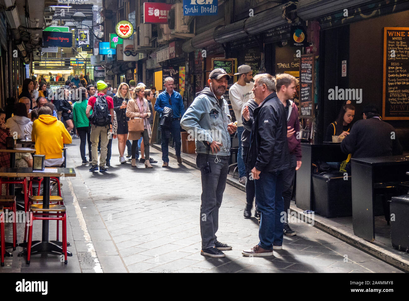 Fußgängerzone Gasse von Boutiquen, Bars, Cafes, Restaurants und Bistros in Mitte Place Melbourne Victoria Australien Stockfoto