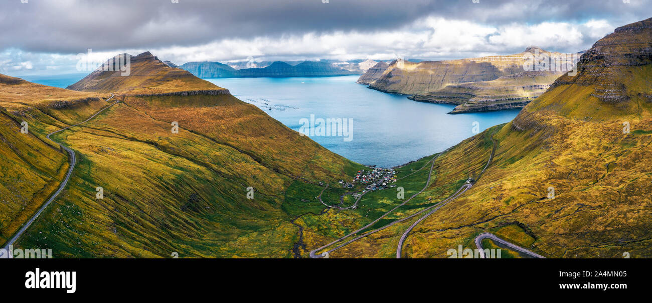 Antenne Panorama der Berge rund um Dorf Funningur auf den Färöer Inseln Stockfoto
