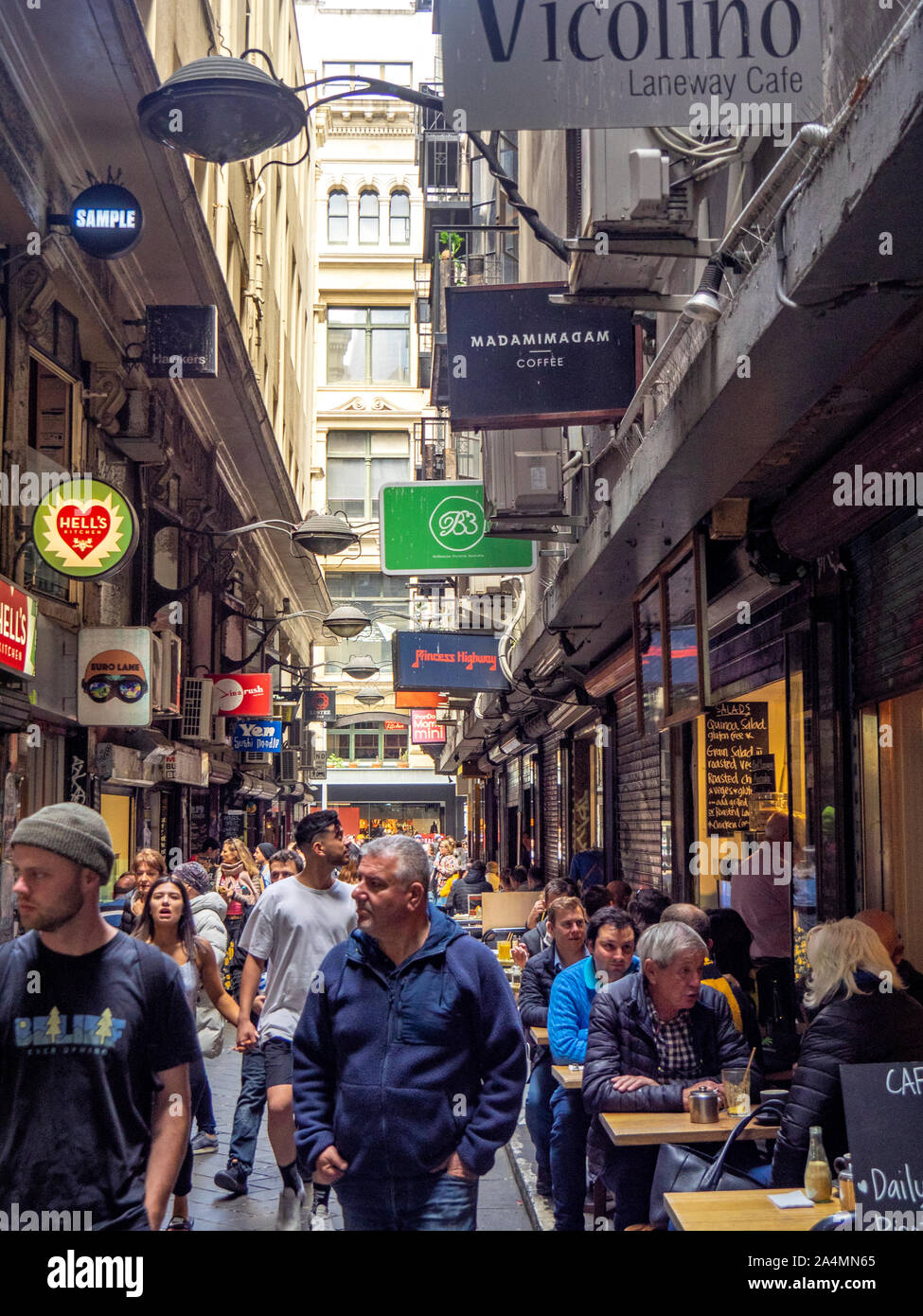 Fußgängerzone Gasse von Boutiquen, Bars, Cafes, Restaurants und Bistros in Mitte Place Melbourne Victoria Australien Stockfoto