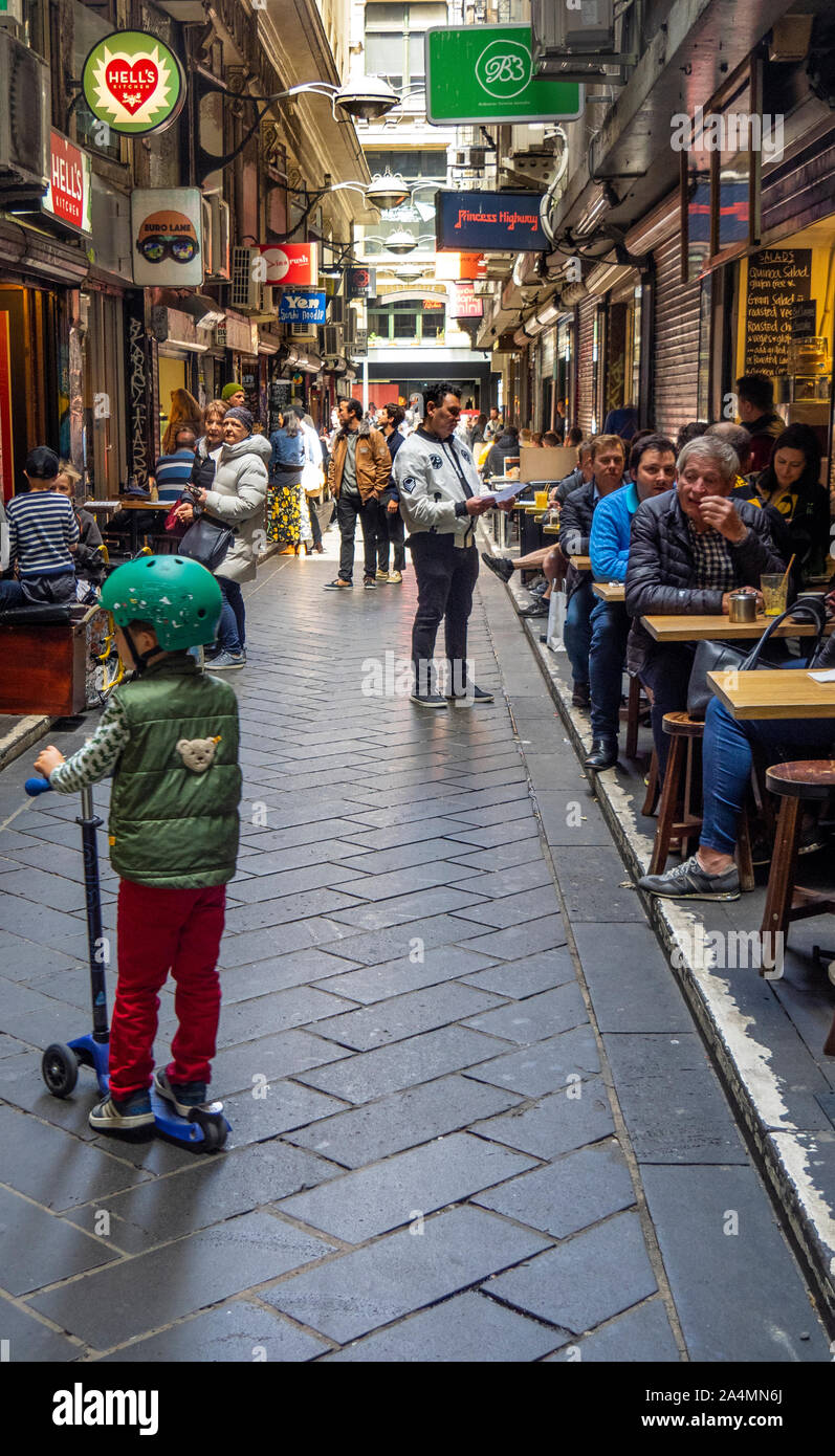 Fußgängerzone Gasse von Boutiquen, Bars, Cafes, Restaurants und Bistros in Mitte Place Melbourne Victoria Australien Stockfoto