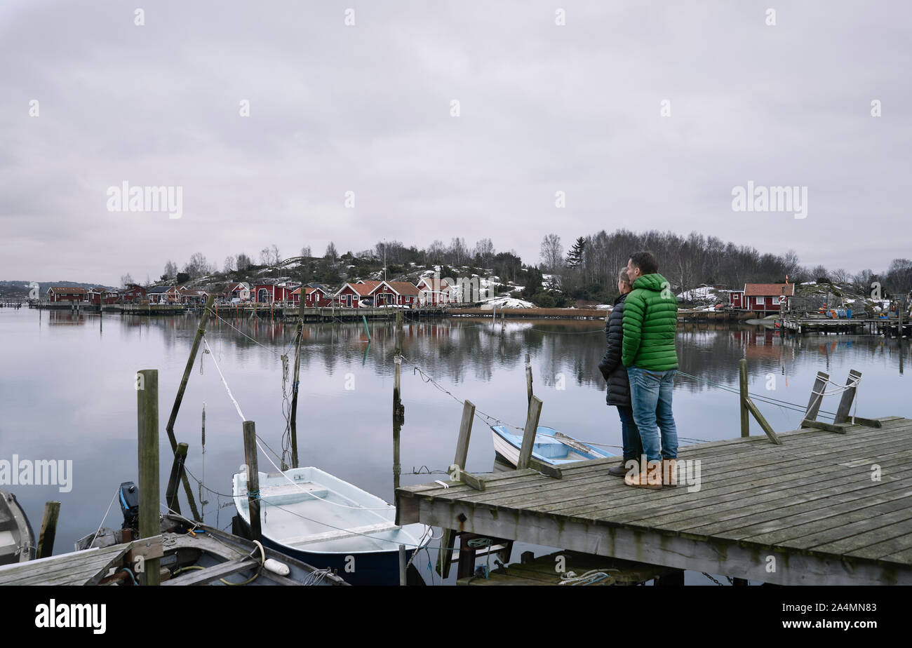 Paar auf der Suche auf See Stockfoto