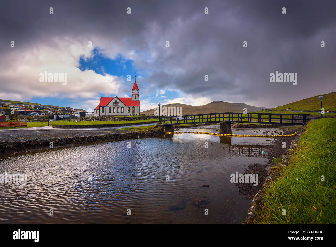 Kirche und den Fluss Stora in Sandavagur auf Färöer, Dänemark Stockfoto